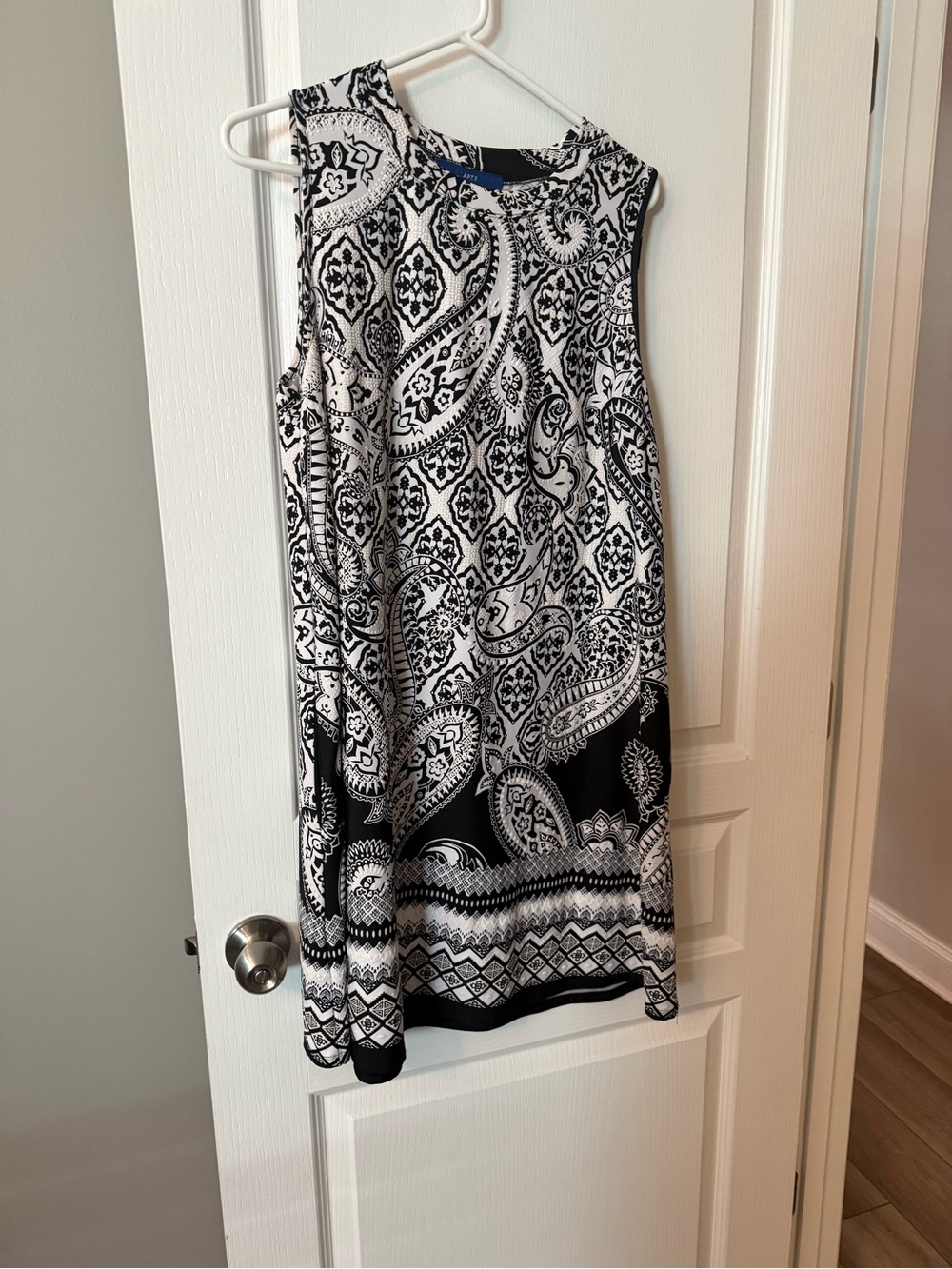 Sleeveless Black and White Paisley Print Dress